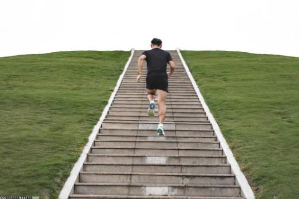 体育教师参加游泳培训是否合法解析(图1)